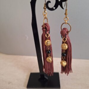 עגילי גדילים חומים עם חרוזים זהובים  E 1399