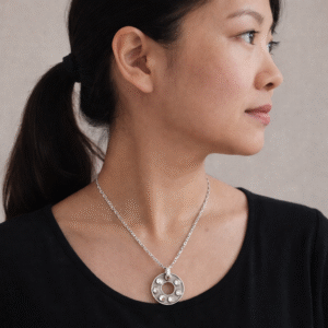 שרשרת עם תיליון תעשייתי וקריסטלים שקופים N 2819