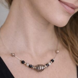 מחרוזת אלגנטית יפיפייה עם כלוב ואבני אגת N 1850