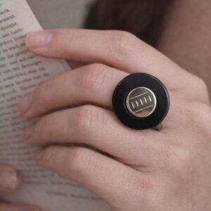 טבעת כפתור בצבע שחור וכסף בעיצוב תעשייתי R 3476