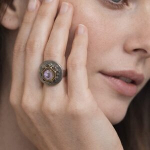 טבעת בעיצוב תעשייתי עם קריסטל סוורובסקי סגול R1882