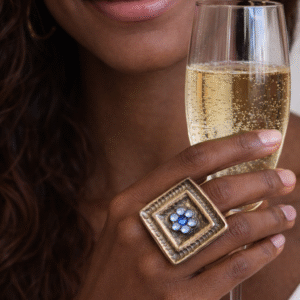 טבעת גדולה מרובעת עם אבני קריסטל כחולות  R 4950