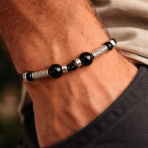 צמיד עור עם חרוזים שחורים ואומים B 2501