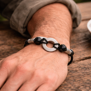 צמיד עור עם חרוזים שחורים, שייבה וחרוזי טיבט B 2503